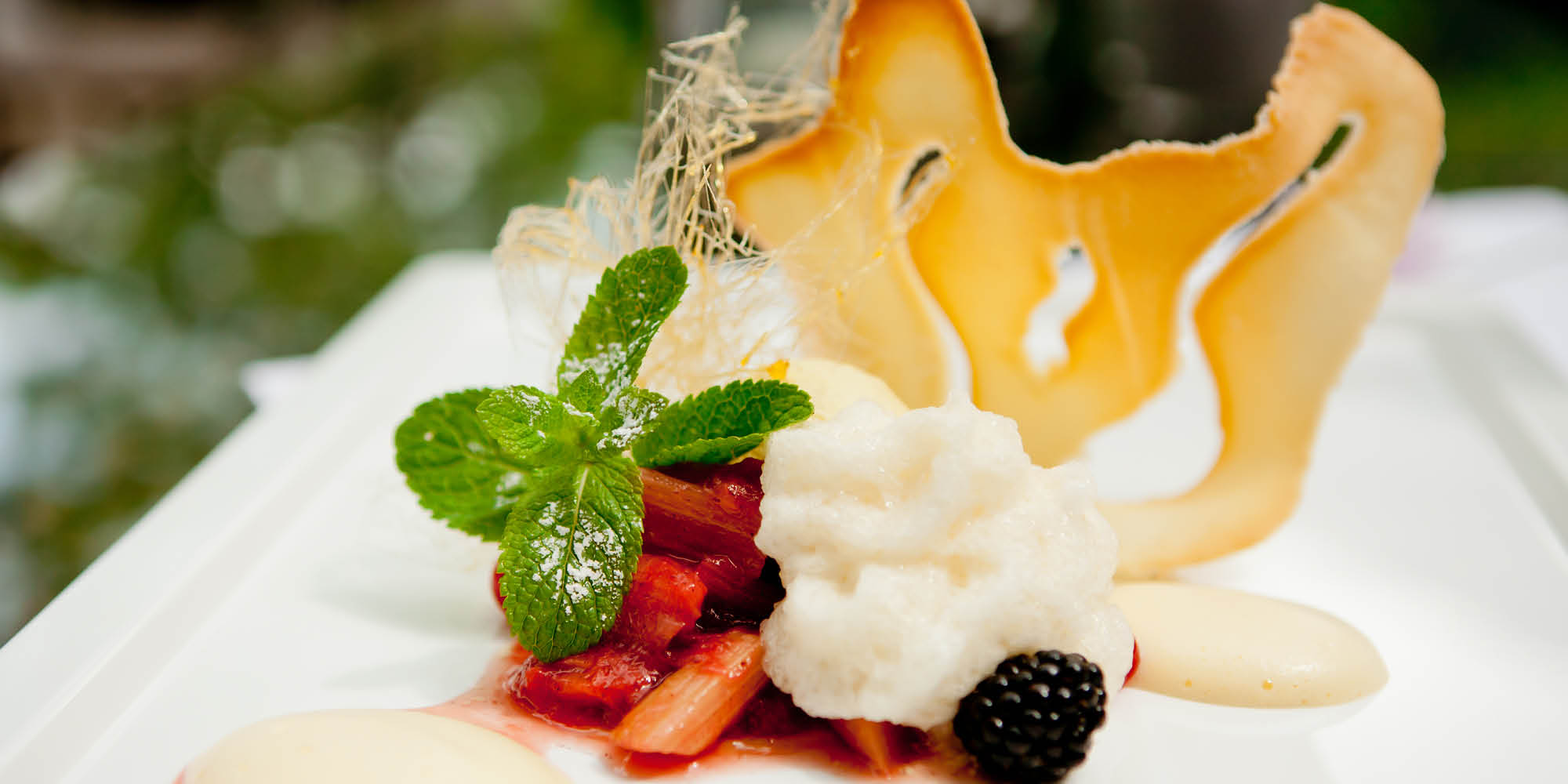 Rhabarberkompott mit Zabaione und Hippengebäck - Spargelstrasse NRW