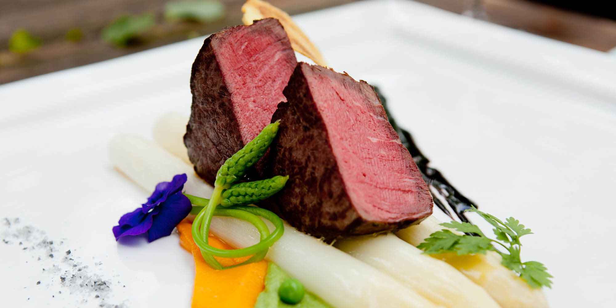 Stangenspargel an rosa Rinderfilet mit Püree von Süßkartoffel und Erbse ...